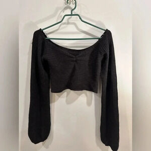 Comfortable  Black knit crop sweater with puffy long sleeves. M